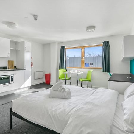 Bright & Central Studio In Luton, Sleeps 2 Luton  Luaran gambar