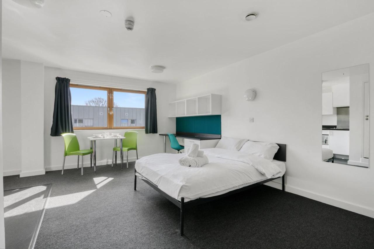 Bright & Central Studio In Luton, Sleeps 2 Luton  Luaran gambar