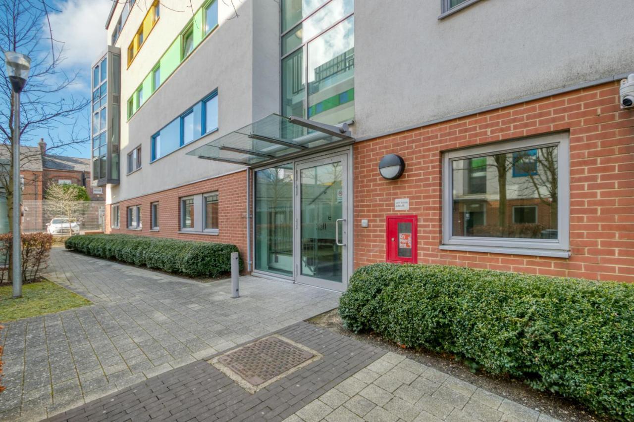 Bright & Central Studio In Luton, Sleeps 2 Luton  Luaran gambar