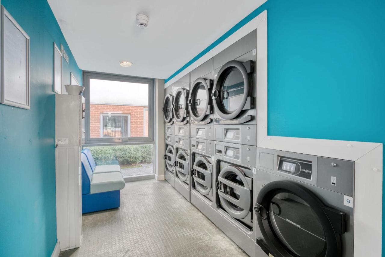 Bright & Central Studio In Luton, Sleeps 2 Luton  Luaran gambar